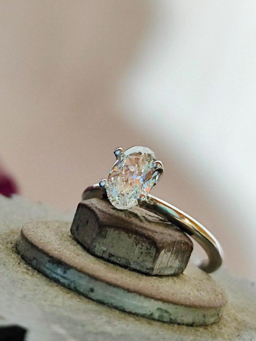 婚約指輪。1.00カラットの人工ダイヤモンドをあしらった14Kホワイト