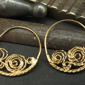 Goldene Ohrringe. Filigrane Ohrringe. Filigrane Ohrringe aus 14 Karat Gelbgold. Handgefertigte filigrane Ohrringe mit einzigartigem Design.