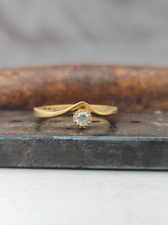 婚約指輪。 0.22カラットのダイヤモンドをあしらったK14ソリッド