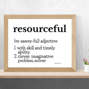 Könnte beinhalten: Ein gerahmter Druck mit dem Wort "resourceful" in fetter, schwarzer Schrift. Die Definition ist darunter angegeben, mit der Aussprache und zwei beschreibenden Punkten. Kleine Topfpflanzen stehen auf einem Holzregal.