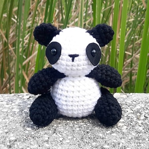 Panda Bär Plüsch | Kuscheltier Deko Kuscheltier | 15 cm | Handarbeit gehäkelt | Weiß & Schwarz