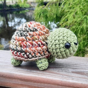 Schildkröte Plüsch | Kuscheltier Kuscheltier | 5 Zoll | Handarbeit gehäkelt | Grün mit Hell Beige Braun & Rot Mehrfarbige Muschel