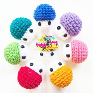 Pilz Plüsch | Dekoration Kuscheltier Plüschtier | Kleine kleine Handtasche Mini 3 Zoll | Handarbeit gehäkelt | Bunter niedlicher Chonky Mushie Junge