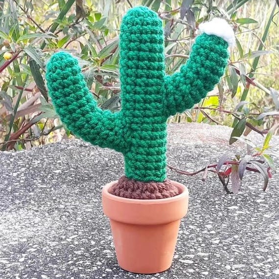 Kaktus Plsch | Stoffdekoration Plushie | Wohnkultur | 26cm | Handarbeit  gehkelt | Grner Wstenkaktus & weie Blume im Tontopf - Etsy sterreich