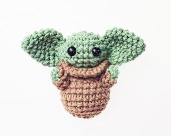 Baby Alien docka plysch | Grön varelse | Uppstoppad dekoration plyschleksak | 13 cm | Handgjord virkad | Brun kappa | Liten knubbig söt