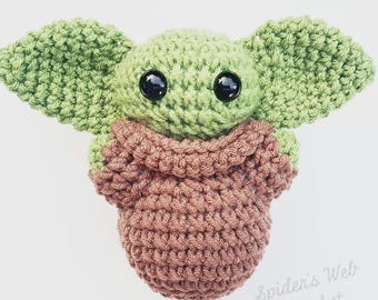 Baby Alien docka plysch | Grön varelse | Uppstoppad dekoration plyschleksak | 15 cm | Handgjord virkad | Brun kappa | Liten knubbig söt