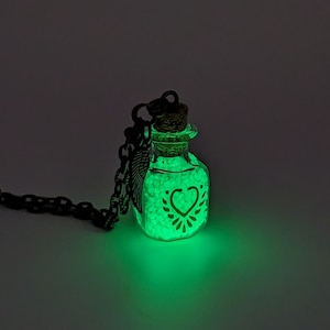 Druid&#39;s Spell Necklace - Green Glowing Potion Bottle - Magic Fantasy Necklace - Bronze Wing Necklace - Fantasy Themed Necklace - Cosplay