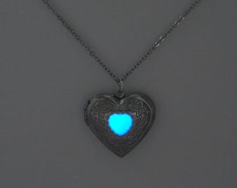 Medallón con resplandor azul de inspiración eduardiana - Colgante con corazón brillante - Collar que brilla en la oscuridad - Estilo vintage de San Valentín - Medallón con corazón floral