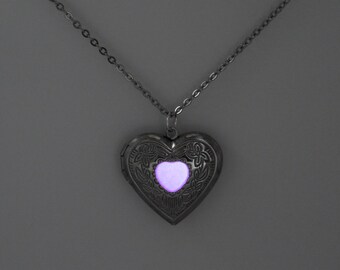 Medallón de corazón morado brillante de estilo antiguo - Regalo romántico de medallón de corazón rosa - Corazón de amor de estilo Art Nouveau - Collar de corazón mágico iluminado