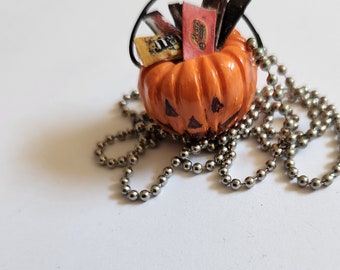 Halloween Pumpkin Candy Bucket Necklace: Spooky Trick-or-Treat Jewelry for Costume Accessories
