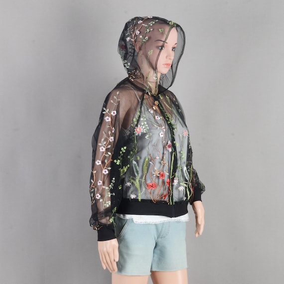 Jaqueta com capuz de renda preta bordada: jaqueta bomber de tule