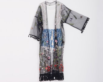 Kimono con flecos de encaje negro y bordado floral, estilo bohemio