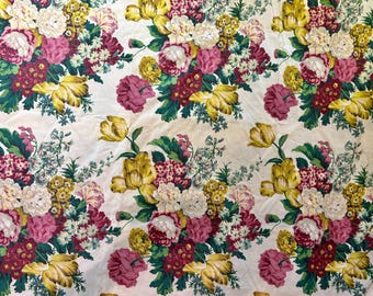 Könnte beinhalten: Stoff mit floralem Muster. Das Design zeigt gelbe Tulpen, rosa Pfingstrosen und burgunderfarbene Blüten auf weißem Hintergrund. Grüne Blätter und Stiele bilden einen Kontrast zum Blumenarrangement. Geeignet für verschiedene Bastelprojekte.
