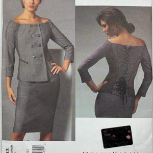 Op de afbeelding: Een naaipatroon-envelop voor een Donna Karan Collection Vogue American Designer outfit, V2893, maat FW (18-20-22). Het kledingstuk is een grijs off-shoulder jasje met dubbele knopen en een bijpassende rok, voorzien van een vetersluiting op de rug.
