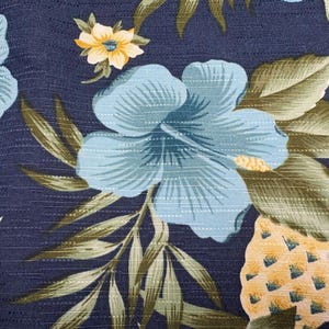 Vintage rayon crepe hawaiiansk hibiskus tropiska blommiga blå blommor svarta mjuka, gardiner, kudde, sjal, blus, kaftan, kjol pris 1/2 yard