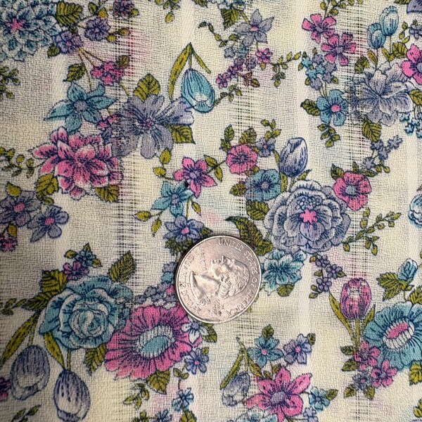 Tela vintage Dimity con flores de color púrpura y azul, totalmente de algodón crepé color crema, para cortinas, ropa de muñeca y bebé, camisón, precio de media yarda o pieza