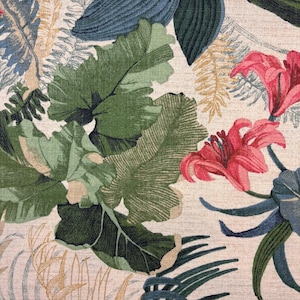 Può includere: Un tessuto con un motivo floreale tropicale. Grandi foglie verdi e gigli rossi su sfondo crema. Accenti blu e beige aggiungono profondità al design. Adatto per l'arredamento della casa, come tende.