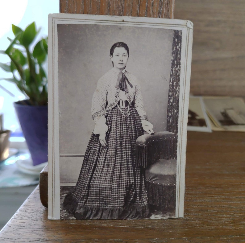 Pretty Women 2 Civil War Era CDVs Ohio Carte De Visite Antique Photos 1860s