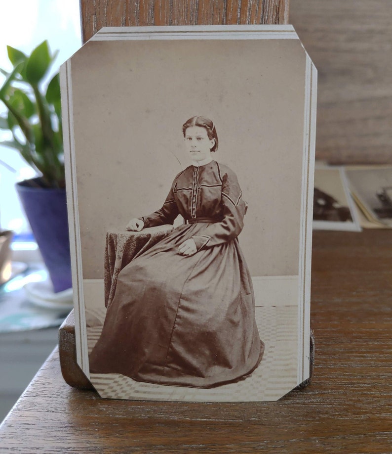 Pretty Women 2 Civil War Era CDVs Ohio Carte De Visite Antique Photos 1860s