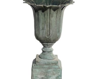 Urna monumental de bronce antiguo con forma de lirio.