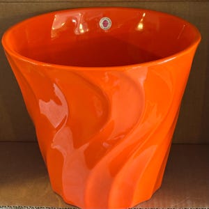 Par autentiska 23 cm virvelformade kaliforniska keramiker av Bauer Pottery i Bauer Orange