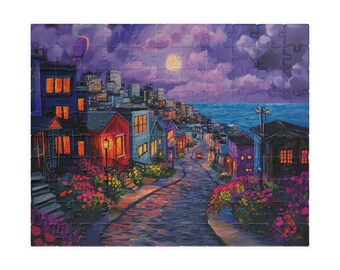 Könnte beinhalten: Ein Puzzlespiel mit einem farbenfrohen Gemälde einer Küstenstadt in der Abenddämmerung. Das Kunstwerk zeigt Häuser mit beleuchteten Fenstern, eine gewundene Straße und einen Vollmond in einem violetten Himmel. Blumen säumen die Straße.