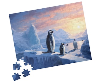 Puede incluir: Un rompecabezas que presenta un paisaje escénico de un entorno ártico nevado y helado con tres pingüinos de pie sobre una roca cubierta de nieve. Los pingüinos son negros y blancos con picos naranjas. El fondo presenta una puesta de sol con tonos naranja, rosa y morado.