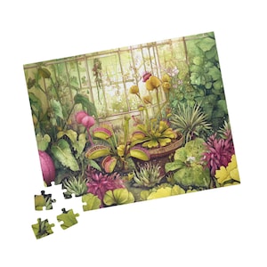 以下が含まれることがあります： さまざまな植物でいっぱいの温室の水彩イラストが描かれた、カラフルなジグソーパズル。パズルは鮮やかな緑の葉、ピンクの花、日当たりの良い窓を示しています。いくつかのパズルのピースは分離されています。