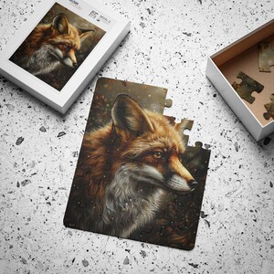 Könnte beinhalten: Eine Nahaufnahme eines Fuchs-Puzzle-Teils. Der Fuchs ist rotbraun mit weißen Markierungen im Gesicht und auf der Brust. Der Hintergrund ist dunkelbraun mit einem hellbraunen Muster. Das Puzzle-Teil besteht aus Pappe und hat eine glatte Oberfläche.