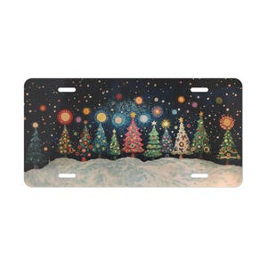 Puede incluir: Placa de matrícula con una escena navideña caprichosa. Una fila de coloridos árboles de Navidad se alza contra un cielo nocturno azul oscuro lleno de estrellas y orbes coloridos. La parte inferior de la placa tiene un paisaje nevado.