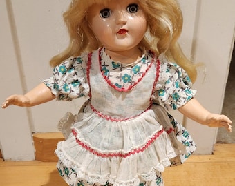 Muñeca Toni vintage rara con vestido floral, cabello rubio y zapatos incluidos.