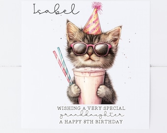 Puede incluir: Una tarjeta de cumpleaños con un gato de dibujos animados que lleva gafas de sol y un gorro de fiesta, sosteniendo un batido. La tarjeta dice "Wishing a very special granddaughter a happy 8th birthday" y está personalizada con el nombre "Isabel".