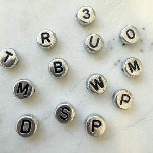 50 Silber Alphabet Buchstaben Perlen: Schwarze Schrift Acryl Runde Perlen (7 mm)