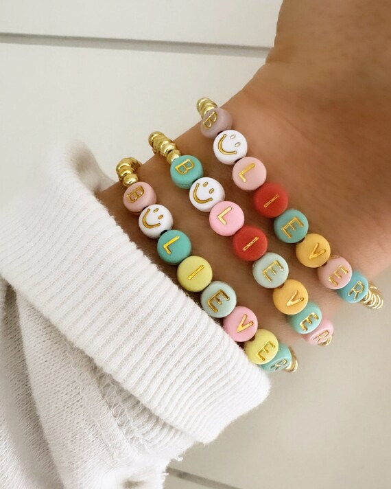 2 Braccialetti Softball Con Iniziali Per Donne E Ragazze – Perline Colorate E Lettera Iniziale Placcata Oro – Gioielli Elastico Impilabili