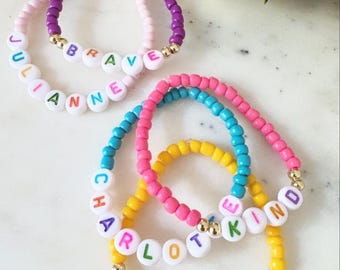 Pulsera personalizada con nombre y cuentas: joyería infantil personalizada