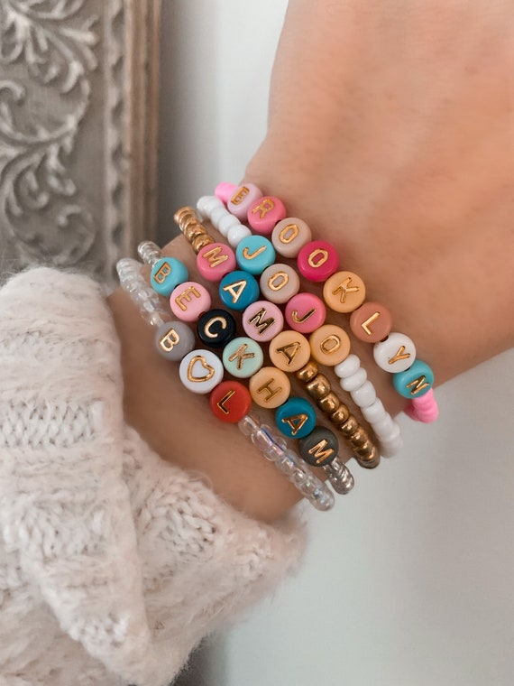 Bracciale Elastico Con Iniziale Personalizzata – Perline In Argilla Bianche E Nere Con Charms Oro – 19 Cm – Regalo In Scatola - 2