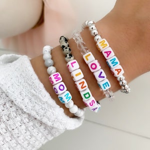 Pulseras con cuentas personalizadas con nombre y letras de arcoíris blancas y cuadradas con cuentas gruesas de colores / Pulseras con palabras personalizadas / Pulsera de cuentas para mujer