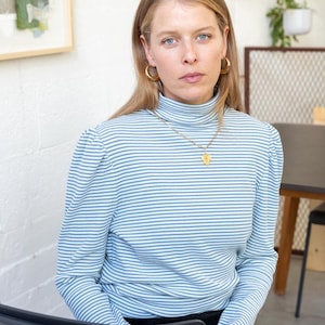 Golfshirt met lange mouwen, lichtblauw gestreept shirt, top in retrostijl, top met samengevouwen mouwen, winterkleding, dragen om te werken, basic shirt voor haar