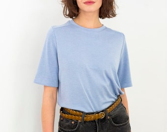 Himmelblaues T-Shirt, T-Shirt aus Baumwolle und Seide, Kurzarm-Top, minimalistisches T-Shirt, lässiges leuchtend blaues Top, Sommer-Damenbekleidung, Vintage-Top