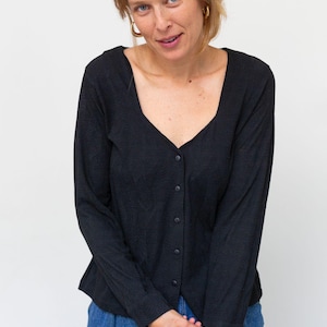 Schwarzes Knopfhemd, schwarze elegante Bluse, Knopfhemd für Frauen, Hemd mit V-Ausschnitt, elegante Bürokleidung, aus Baumwolle, langärmliges Hemd