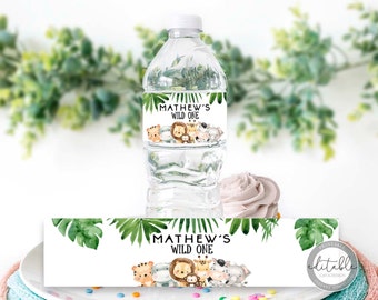 Op de afbeelding: Printbare waterfleslabel met een jungle thema. Het label heeft groene bladeren, een leeuw, een tijger, een aap, een giraffe en een zebra. De tekst op het label luidt "Matthew's Wild One".
