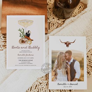 Puede incluir: Dos invitaciones de boda con un tema rústico. La primera invitación presenta una ilustración de acuarela de una copa de champán con botas de vaquero y una herradura. El texto dice "Boots and Bubbly" e incluye detalles para una despedida de soltera. La segunda invitación presenta una fotografía de una pareja en un campo con una ilustración de cabeza de toro en la parte superior. El texto dice "Camille & Daniel" e incluye la fecha de la boda.