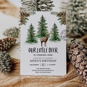 K&ouml;nnte beinhalten: Eine Einladung zu einer Wald-Themen-Geburtstagsparty zum ersten Geburtstag mit wei&szlig;em Hintergrund und einer Aquarell-Illustration eines Hirsches in einem verschneiten Wald. Der Text lautet "Our Little Deer is Turning One!" und enth&auml;lt den Namen des Kindes, Aiden, das Datum, den 12. Dezember, und die Uhrzeit, 14:00-18:30 Uhr. Die Einladung enth&auml;lt auch den Ort, "The Jenkins Home, 56-963 Las Villas Houston TX", und die RSVP-Nummer, 222.333.0800.