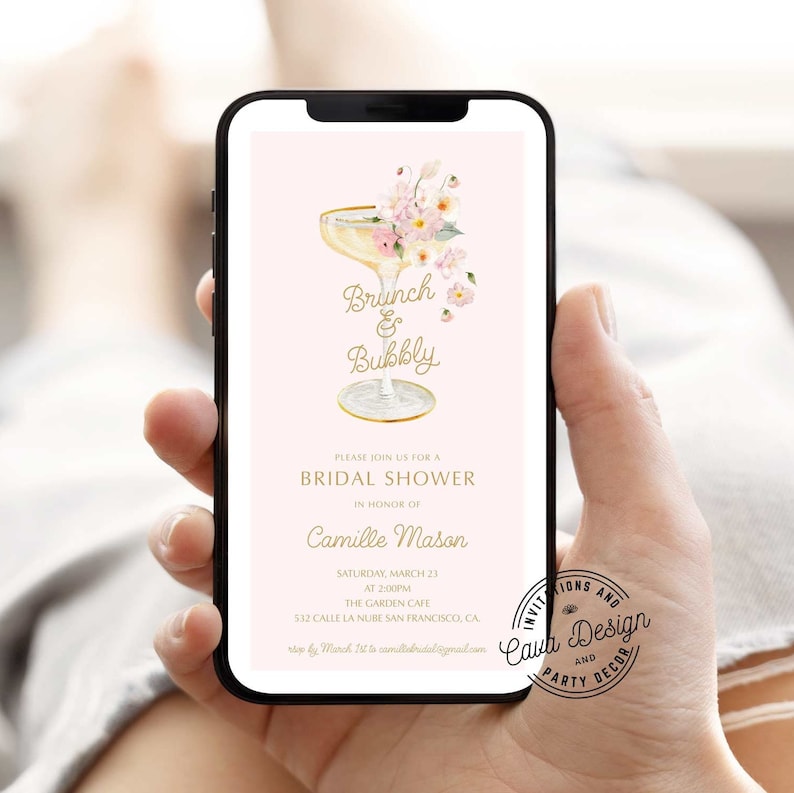 Pu&ograve; includere: Un invito digitale rosa e oro per un addio al nubilato. L'invito presenta un flute di champagne con fiori rosa e il testo "Brunch & Bubbly". L'invito &egrave; per Camille Mason ed &egrave; programmato per sabato 23 marzo alle 14:00 presso The Garden Cafe a San Francisco, CA.