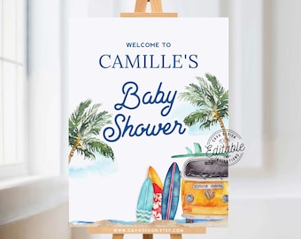 Op de afbeelding: Een welkomstbord voor een babyshower op een ezel. Het bord toont de tekst "Welkom bij Camille's Baby Shower" in blauw schrift. Aquarel illustraties omvatten palmbomen, surfplanken en een gele bus. Het bord is van Cava Design.