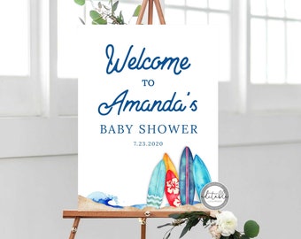 Op de afbeelding: Welkom bij Amanda's Baby Shower bord met een blauw en wit aquarelontwerp met surfplanken en golven. De datum van de douche is 7.23.2020.