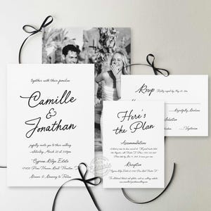 Pode incluir: Conjunto de convites de casamento em preto e branco com uma foto do casal. O convite inclui os nomes do casal, a data do casamento, a hora e o local. O cartão RSVP inclui uma seção para que os convidados indiquem sua escolha de refeição.
