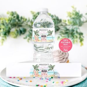 Puede incluir: Plantilla de etiqueta para botella de agua con una escena de playa rosa y blanca con una tabla de surf y una furgoneta vintage. El texto de la etiqueta dice "Amanda's Drive-By Baby Shower".