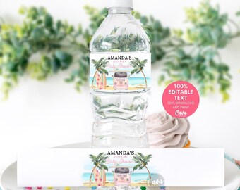 Op de afbeelding: Waterfles etiket sjabloon met een roze en witte strand scène met een surfboard en een vintage busje. De tekst op het etiket zegt "Amanda's Drive-By Baby Shower".
