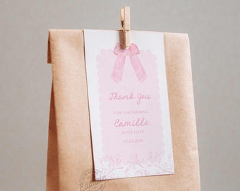 Könnte beinhalten: Eine rosa Dankeschön-Geschenk-Tasche mit einer rosa Schleife und dem Text "Vielen Dank für die Feier von Camille mit Liebe 07.05.20XX".